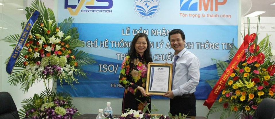 Ông Nguyễn Việt Trung nhận chứng chỉ ISO/IEC 27001:2005