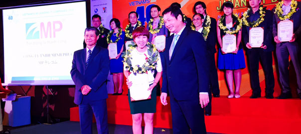 Phó Tổng Giám đốc MPTelecom Bà Đoàn Thu Trang trong lễ trao chứng nhận 40 doanh nghiệp CNTT hàng đầu Việt Nam năm 2015
