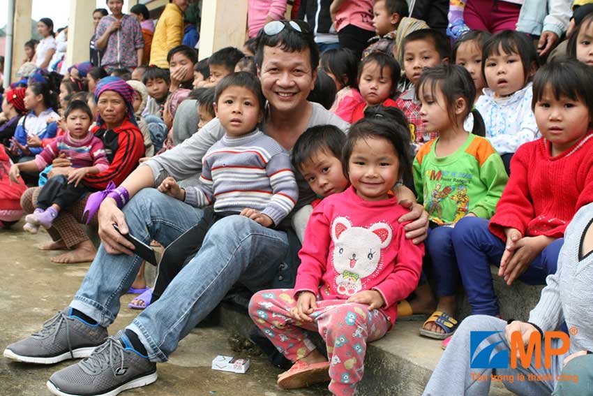 Trưởng đoàn – Anh Nguyễn Việt Trung hòa mình cùng các em nhỏ tại Bản Giang